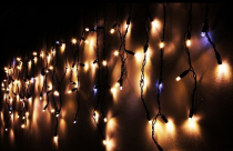 LED Ziemassvētku āra un iekštelpu lāstekas ar kristāliem / 300 LED diodi / silti balta + zils zibspuldzes efekts / 13.66W / 15,2m / IP44 / savienojamā / 19-505